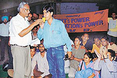 The Dean, College Development Council , Dr Ramesh Kapoor, offers juice to the fasting ABVP Secretary