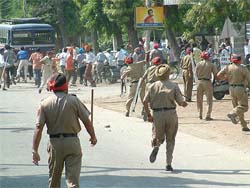 Policemen chase away protesting ETT students