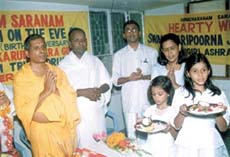 His Holiness Swami Paripoorna Jana Thapaswi with devotees in New Delhi.
