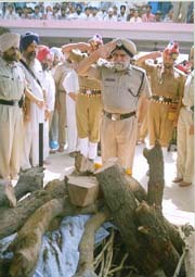 Mr Mehal Singh Bhullar, DGP, Punjab, salutes the body of Jarnail Singh