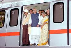 Deputy Prime Minister L. K. Advani, Delhi Chief Minister Sheila Dixit, Union Urban Development Minister Ananth Kumar and senior BJP leader and former Delhi Chief Minister Madan Lal Khurana inside the metro rail 