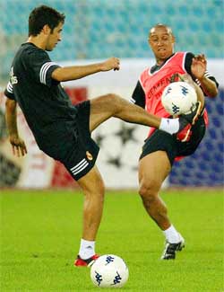 Real Madrid's Brazilian star Roberto Carlos (R) and Raul challenge for the ball
