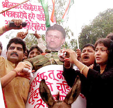 Congress activists protest  in Thane