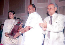 Film star Raveena Tandon receives the Giant Award