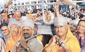 Devotees carry Lord Mahavira�s idol in a �palki�