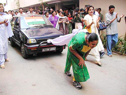 Tharani Mahesh, a resident of Ahmedabad, pulls a car with her three feet long hair