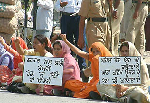 Workers of the ETT and DIET Students' Welfare Association block the traffic