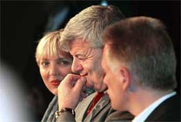 German Greens party leaders Claudia Roth (L) and Fritz Kuhn, (R) sit on either side of Foreign Minister 