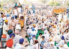 Farmers block the Chandigarh-Ropar national highway 