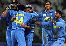 Rahul Dravid, Virender Sehwag, Sachin Tendulkar, Ashish Nehra and Harbhajan Singh celebrate victory over South Africa