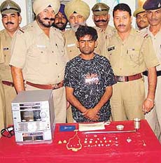 Vinod (centre), who was arrested with some goods that he had reportedly stolen from two houses in Sector 23 on Thursday