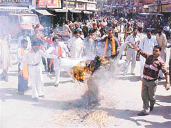 Activists of the Shiv Sena burn an effigy of terrorists in Ludhiana