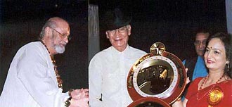 IMPPA president Smita Thackrey presents trophies