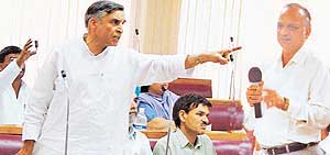 MP Pawan Bansal accuses Additional Municipal Commissioner Ashok Vashishth of indulging in contempt of the MC House