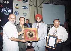 Mr S.S.Kohli, CMD, and Mr T.S.Narayansami, ED, PNB, receiving the Golden Peacock Award