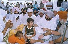 Capt. Amarinder Singh consoles the mother, wife and children of Jarnail Singh