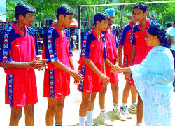 Former marathon international and assistant director of sports, Government of Delhi, Asha Aggarwal meeting the players before the start of the final match of the Vidyavati Alagh Memorial Volleyball Tournament