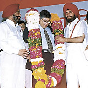 Motivation guru Shiv Khera being felicitated on the occasion of the 95th birth anniversary of Shaheed Bhagat Singh in the Capital