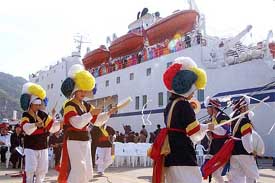 A North Korean ferry carrying 368 North Korean team supporters is welcomed by South Korean dancers