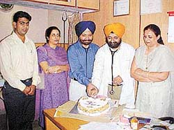 Dr R P Singh and Dr Gursharan Singh, two leading cardiologists cutting the cake to celebrate the World Heart Day
