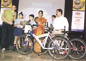 Quizmaster Derek O�Brien and Bharatanatyam danseuse Geeta Chandran at the Discovery Channel Quiz prize ceremony