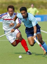 Japan�s Kazuyuki Ozawa  and India�s Depak Thakur vie for the ball during the Asian Games
