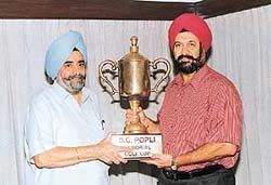 Dr G.S. Kochhar (right) receives the D.C. Popli Golf Trophy from Prof J.S. Gujral