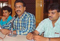 Mr Anil Talwar addresses a press conference to announce the Sector 22-D shoping festival in Chandigarh 