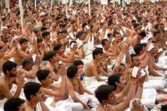 Five thousand young men from jai community performing prayer
