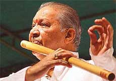 Flute maestro Pandit Hariprasad Chaurasia performs at the Festival