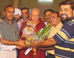 Members of the Hosiery Association, Ludhiana, present a bouquet to the Tibetan Prime Minister Prof Semdeng Rimpoche