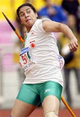 India's Gurmeet Kaur throws during the women's javelin final 