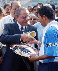BCCI president Jagmohan Dalmiya hands over the plaque to honour Sachin Tendulkar 
