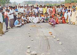 Persons of Colony No. 2, Palsora, block the national highway