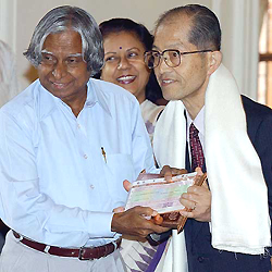 President A.P.J. Abdul Kalam presents the Hindi Award to Dr Tamoi Mijokami of Japan 