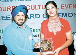 Pop singer Bhuppi presenting the Alee award to 13-year-old sitarist Isha Baugh.