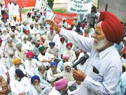 A leader addresses agitating farmers in Mini-Secretariat