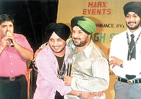 Pop singer Bhuppi is welcomed by Sanjay Mallik and Amandeep Singh at a cultural programme 