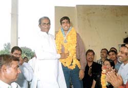 Bhupendra Singh being felicitated by Ballabgarh MLA Rajendra Beesla.