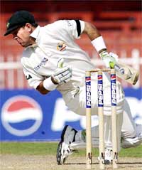 Australian Ricky Ponting fails to judge the Pakistan fast bowler Mohammed Sami 
