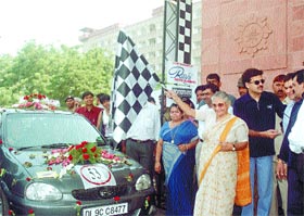 Chief Minister Sheila Dikshit flagging off the Family Car Rally 2002 in the Capital 