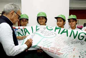 Vice-President Bhairon Singh Sekhawat joins the signature campaign