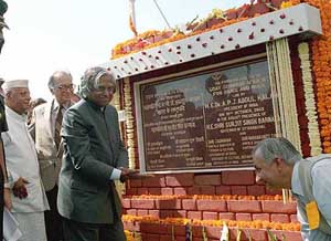 President Dr A.P.J. Abdul Kalam unveils the foundation stone