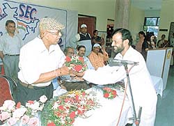 Dronacharya awardee cricket coach Ramakant Achrekar being felicitated by Aryavrat Club vice-president Suresh Dalal