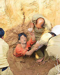 Labourers and Fire Brigade personnel rescue Chhote Lal, who was buried alive while laying a water pipe line in Sector 52