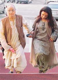 Music maestro Padma Bhushan Pandit Jasraj being helped by his daughte,r Durga Jasraj, as he arrives for the meet the Press programme