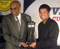  Sachin Tendulkar holds the one-day international cricket trophy