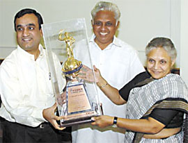 Delhi Power Minister Ajay Maken handing over the �Power Excellence Award 2002�, which he received in Mumbai, to Chief Minister Sheila Dikshit in the Capital 