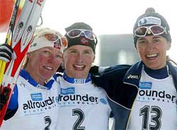 Second placed cross country skier Anita Moen and winner Marit Bjoergen of Norway pose with Italy's third placed Gabriella Paruzzi