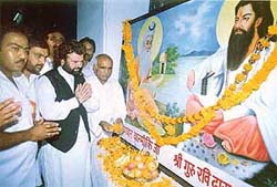 Punjabi singer Hans Raj Hans pays tributes to Maharshi Valmiki in Ludhiana on Sunday